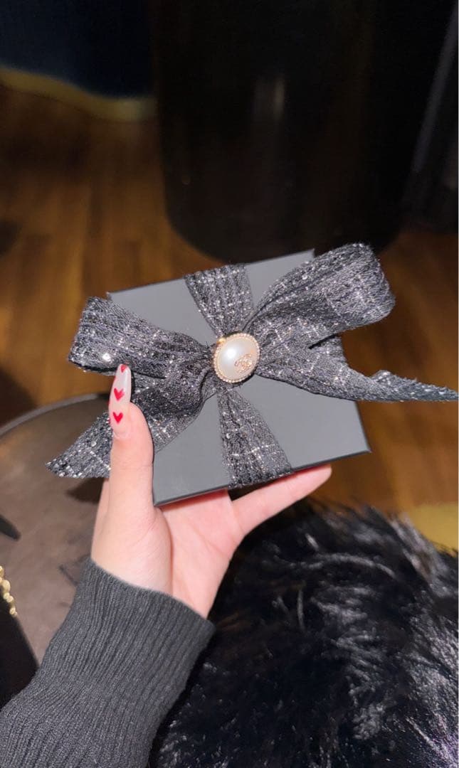 CHANEL リボン カメリア風ブローチパール