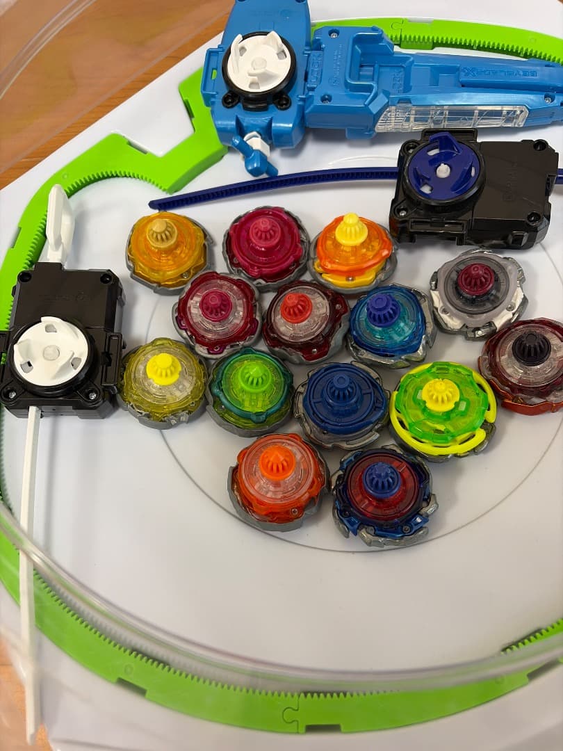 ベイブレードX セット 14個とランチャー3つ、ご希望の方はスタジアムもセット