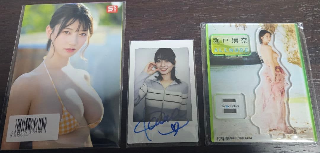 瀬戸環奈さん 生写真、サイン入りチェキ、アクリルスタンド3点セット