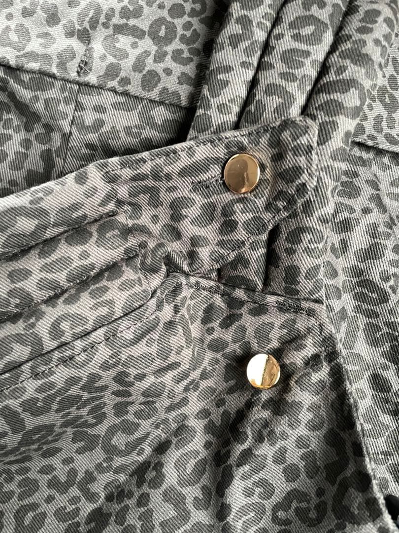 レオパード柄の抱っこ紐。エルゴノミック設計で、M字姿勢にも対応しています。