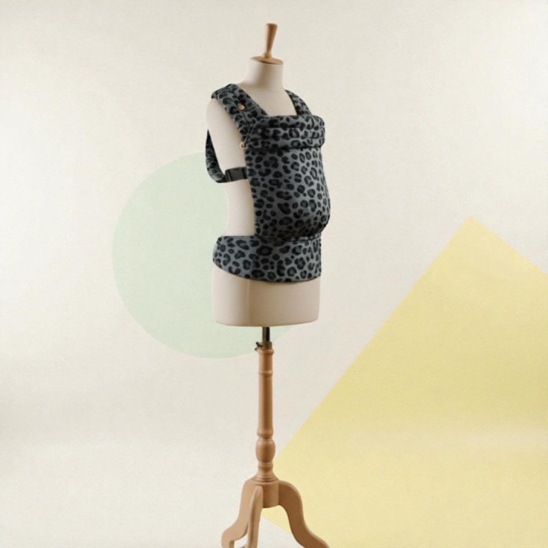 レオパード柄の抱っこ紐。エルゴノミック設計で、M字姿勢にも対応しています。