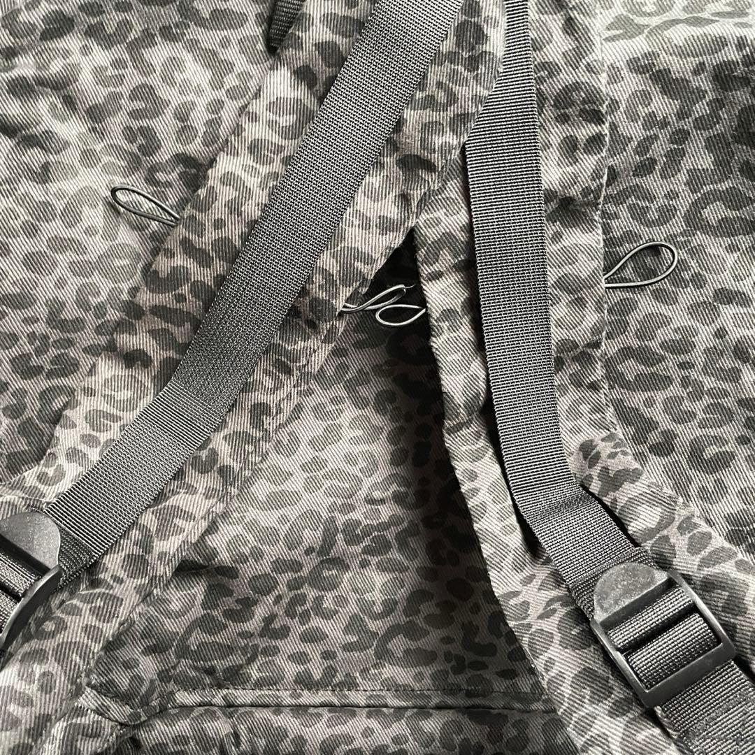 レオパード柄の抱っこ紐。エルゴノミック設計で、M字姿勢にも対応しています。