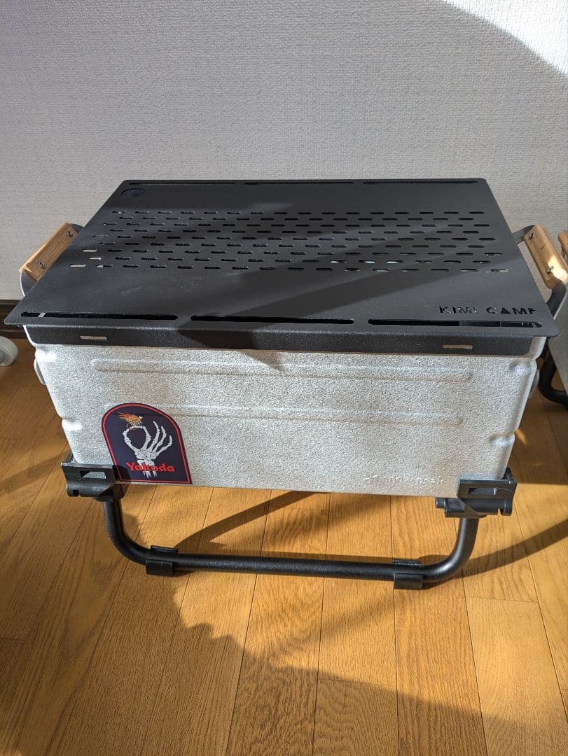 スノ−ピ−クシェルフコンテナ25 2台セットレッグとミキキヤンプの天板付き。