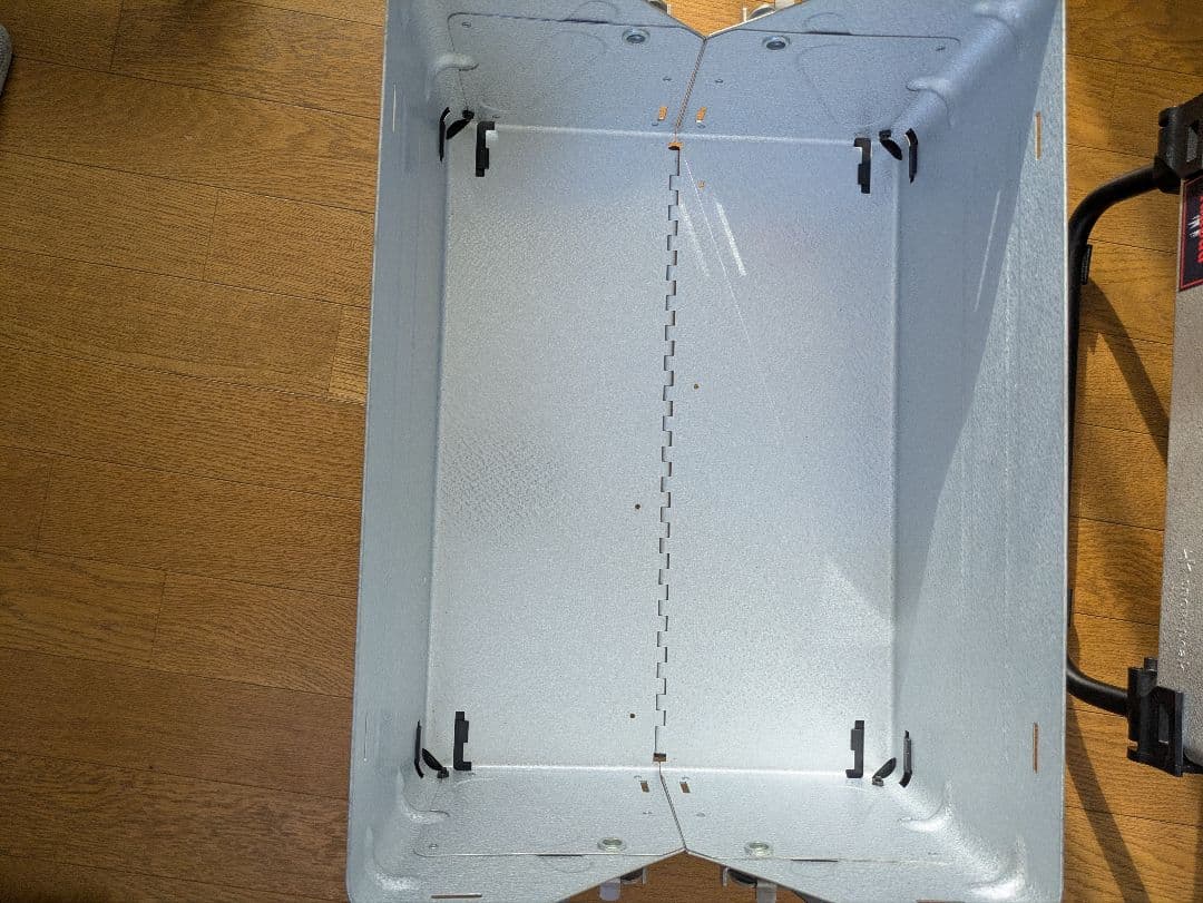 スノ−ピ−クシェルフコンテナ25 2台セットレッグとミキキヤンプの天板付き。