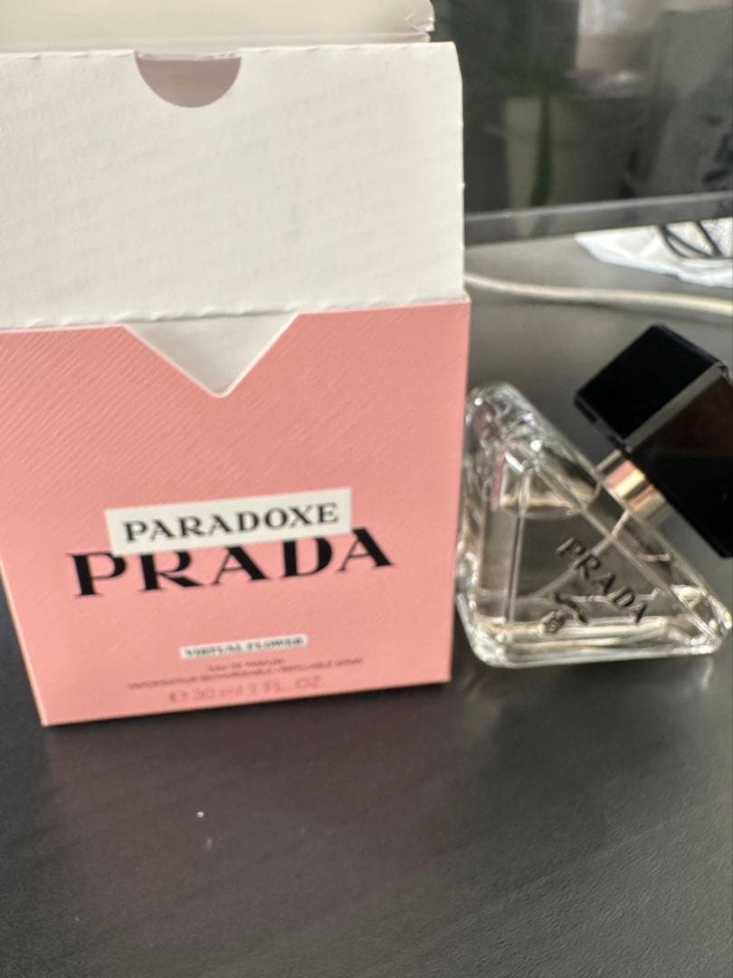 プラダパラドックス　バーチャル フラワー オーデパルファム