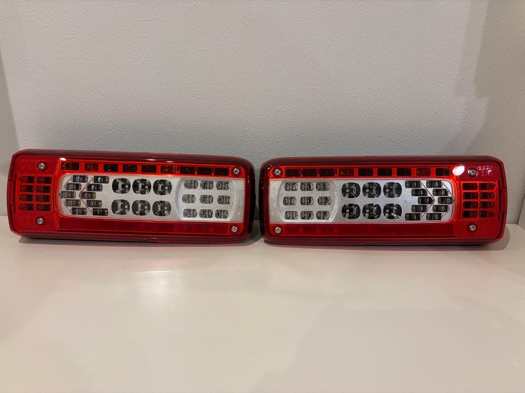 UD トラック　クオン　純正　ショートタイプ　LEDテールランプ