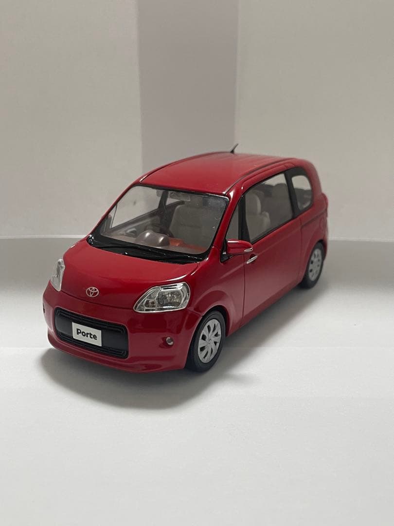 トヨタ ポルテ 赤　カラーサンプル