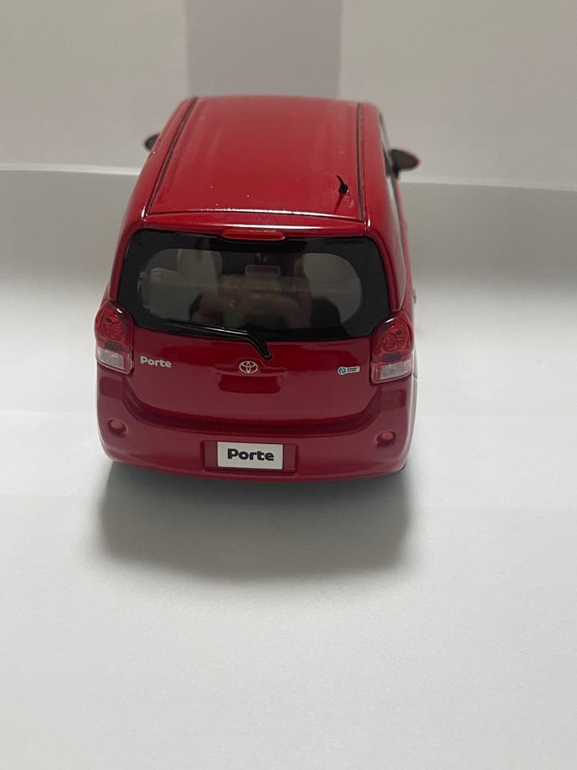 トヨタ ポルテ 赤　カラーサンプル