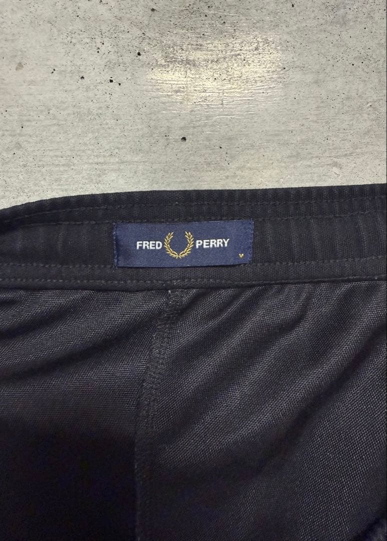 FRED PERRY ブラックショートパンツ