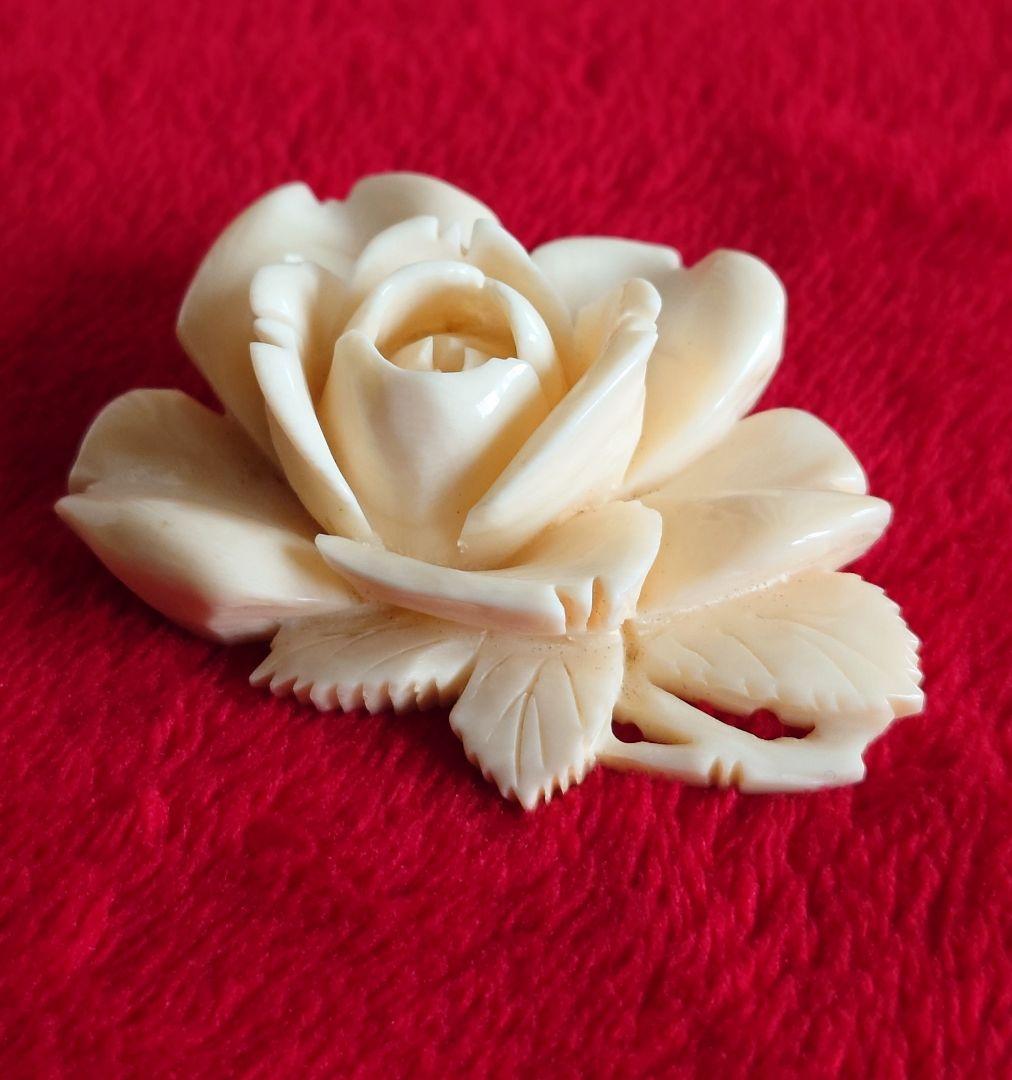 ヴィンテージブローチ 白珊瑚 薔薇 立体彫刻 アールヌーボー D71
