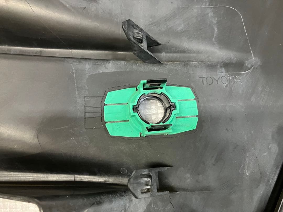 ♦︎トヨタ　ヴォクシー80後期フォグランプガバー★左右★ブラック★