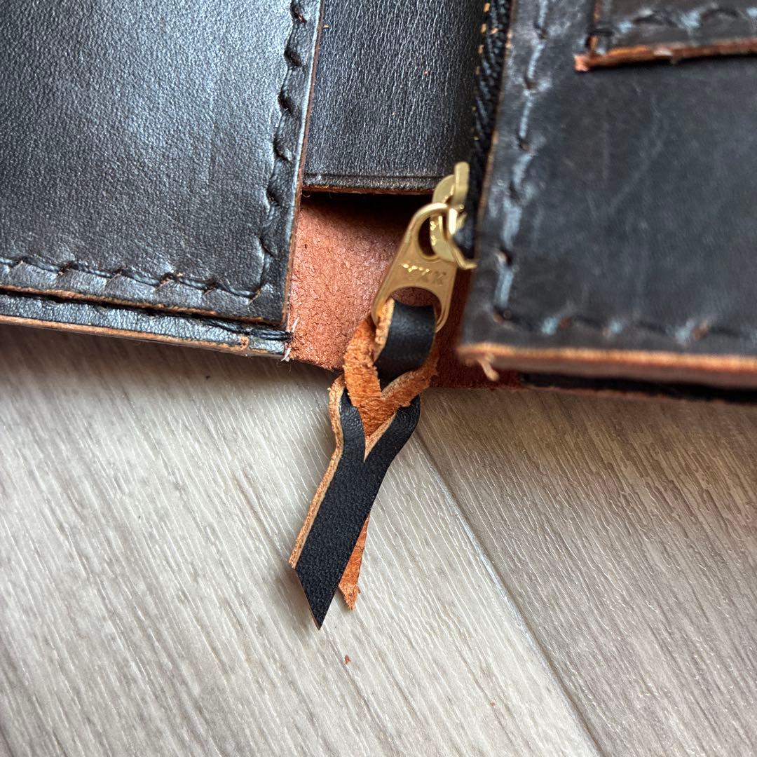 【茶芯ブラック】ミドルトラッカーウォレット　真鍮　黒ステッチ　お札を折らずに収納