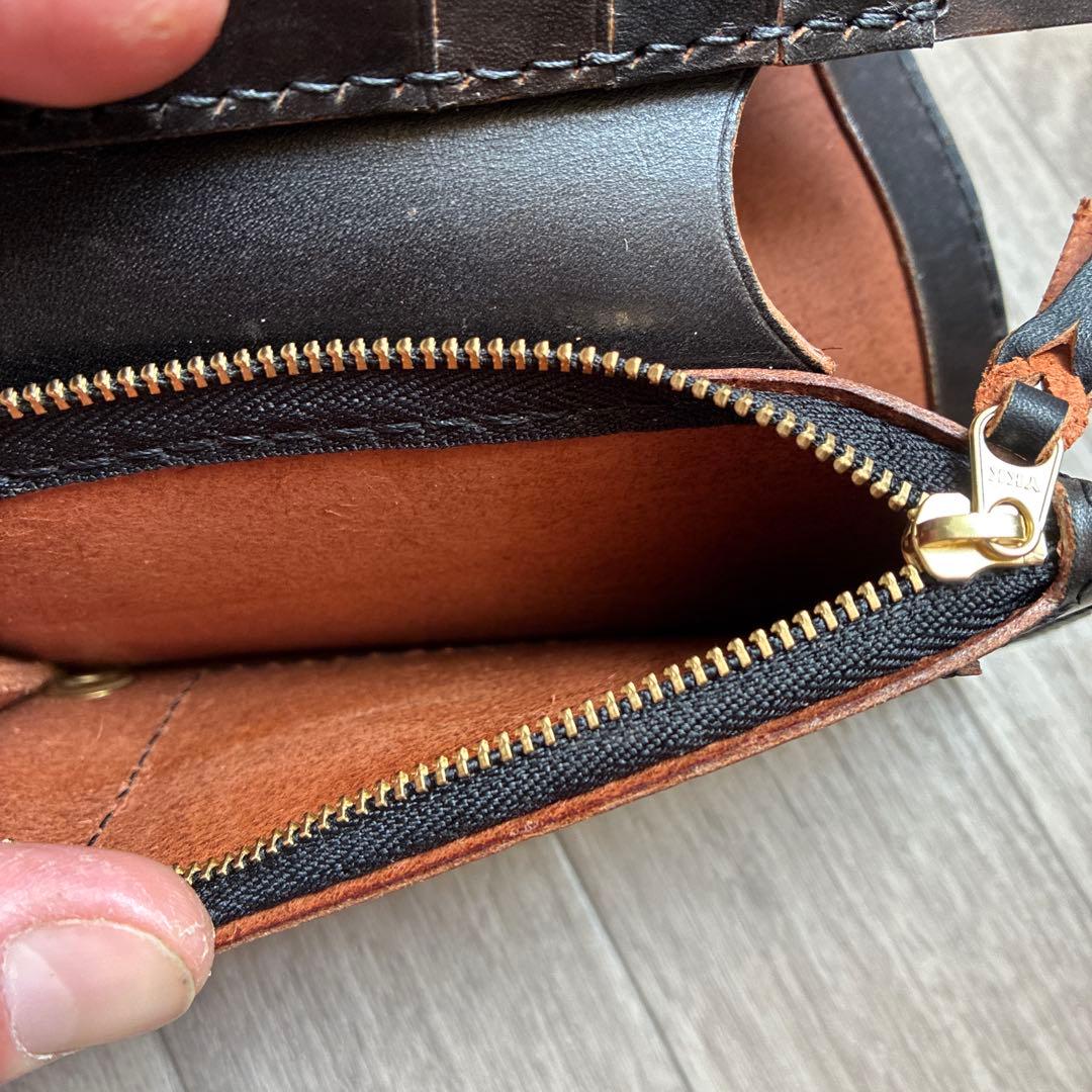 【茶芯ブラック】ミドルトラッカーウォレット　真鍮　黒ステッチ　お札を折らずに収納