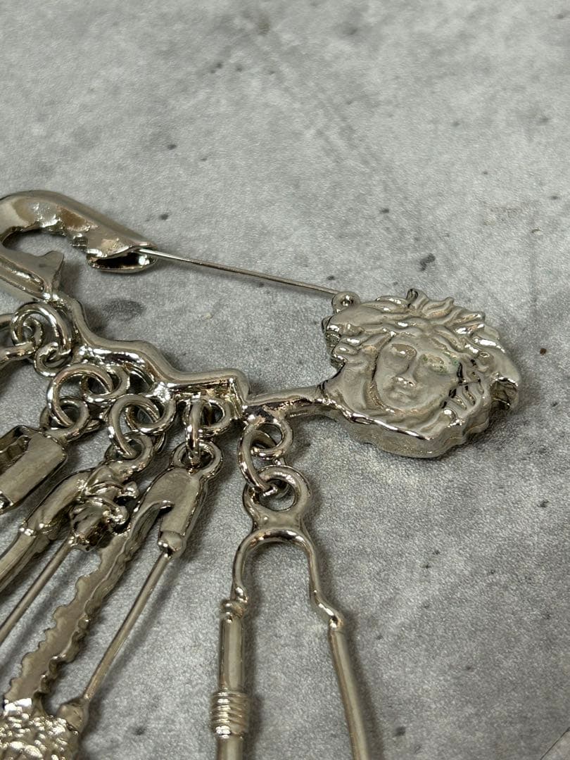 Gianni Versace vintage ヴェルサーチ　ブローチ　シルバー