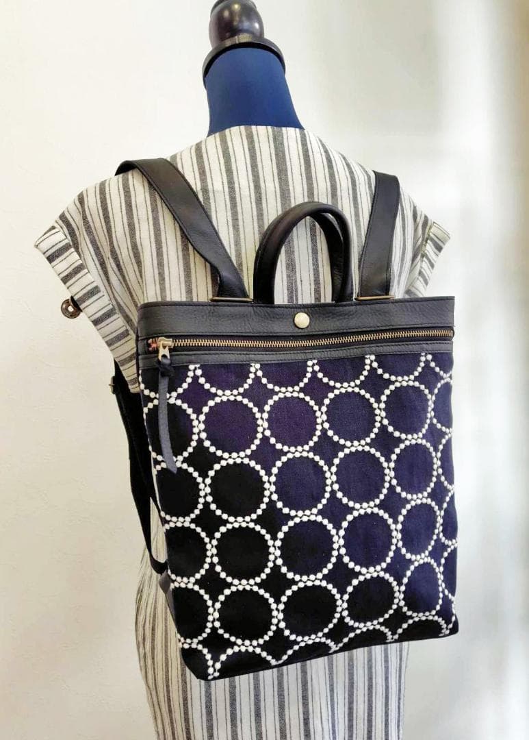 ミナペルホネン/2025tambourineタンバリンネイビー×白/牛革A4トー