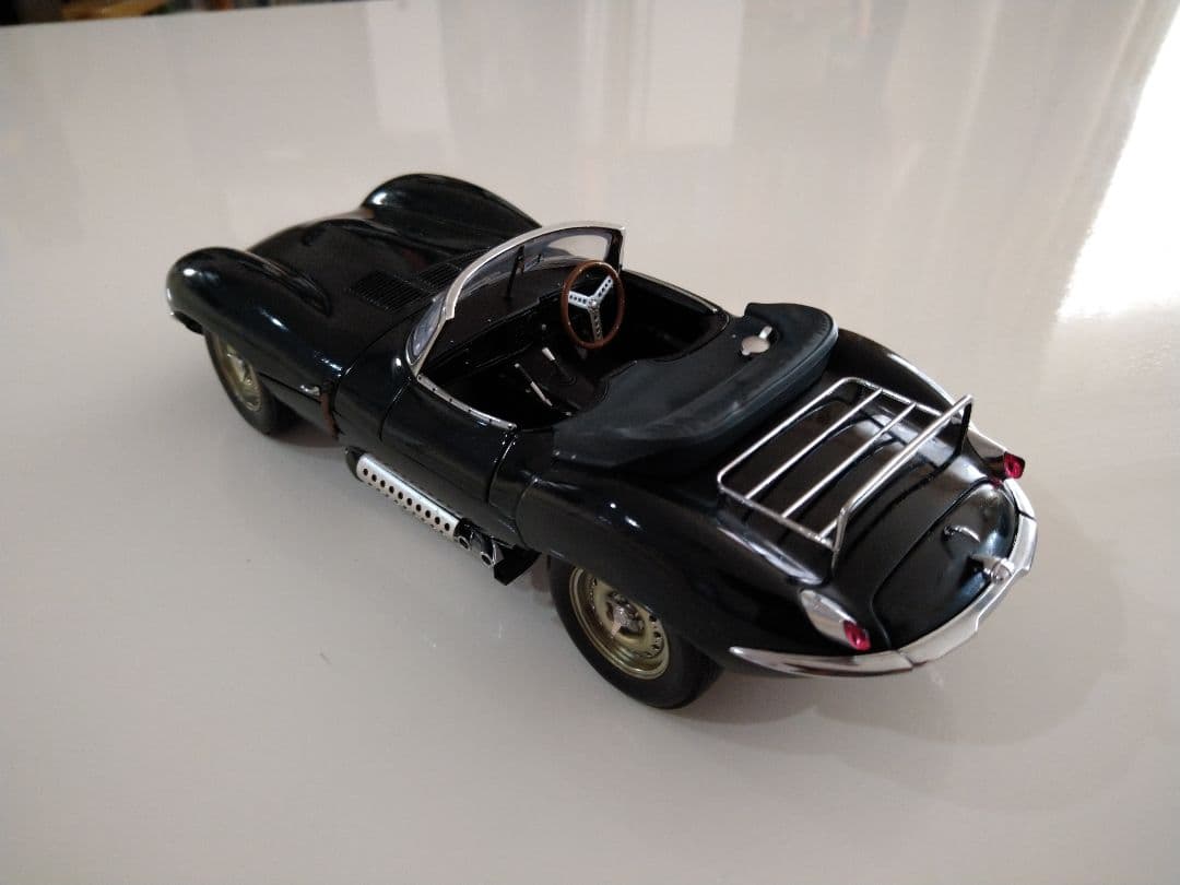 車　ＪＡＧＡＵＡＲ　Ｘｋ　ＳＳ　1/18　ＡＵＴＯ・ＡＲＴ　ダイキャストミニカー