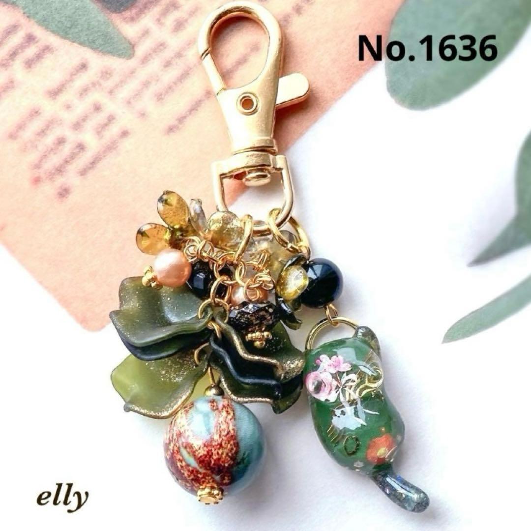 【りくみん様】1617.手染めビーズ　フラワー　蝶々　じゃれ猫　レジン　チャーム