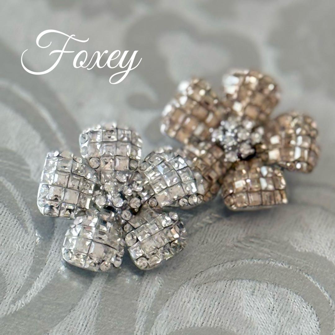 24h限定値引【極美品】FOXEY定番お花ブローチクリア/ワンピース