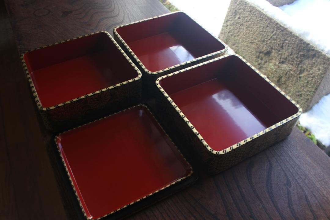 デッドストック！上質内朱黒漆に極上菊詰沈金の映える輪島塗三段重（検重箱お重