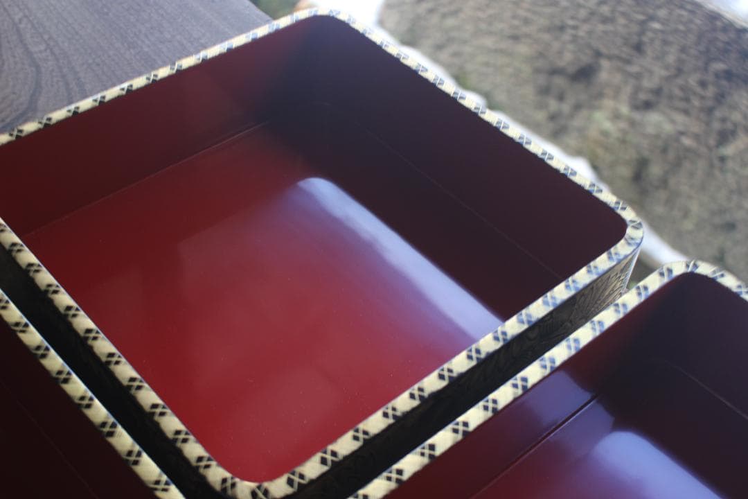 デッドストック！上質内朱黒漆に極上菊詰沈金の映える輪島塗三段重（検重箱お重