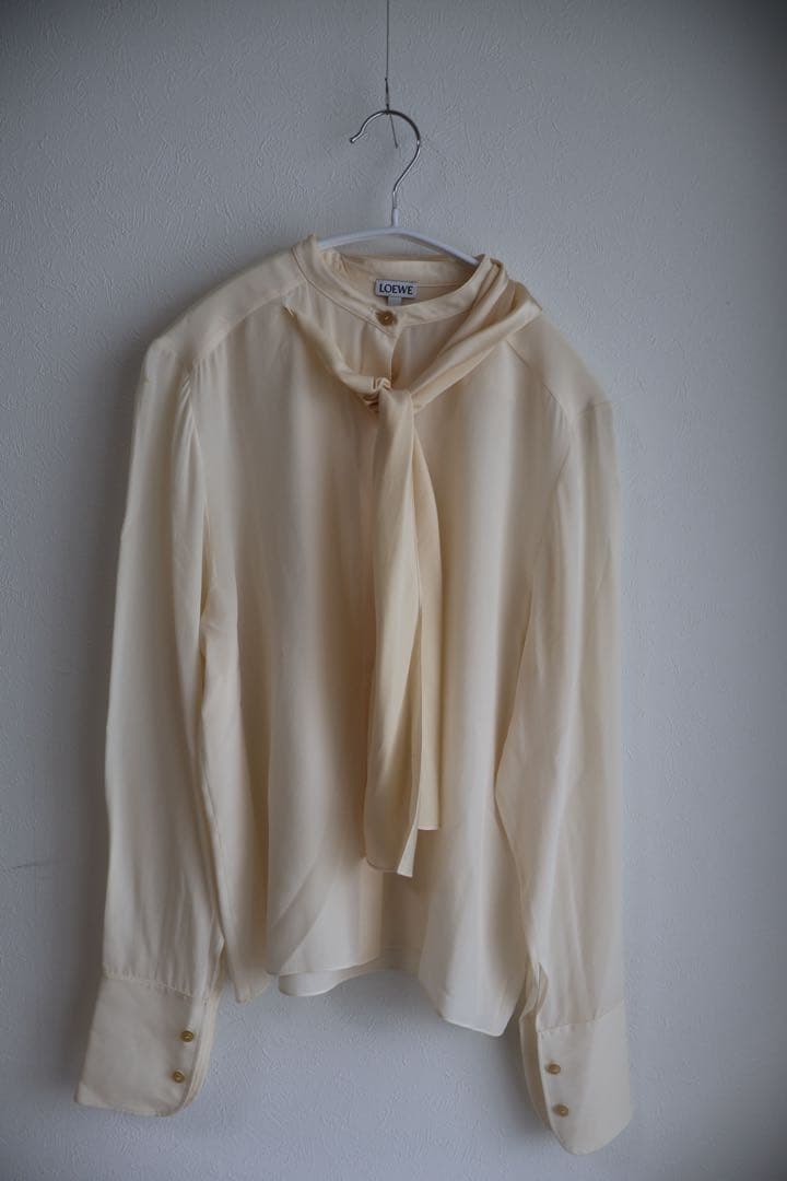 ロエベ　LOEWE ループ付きクリーム色長袖ブラウス