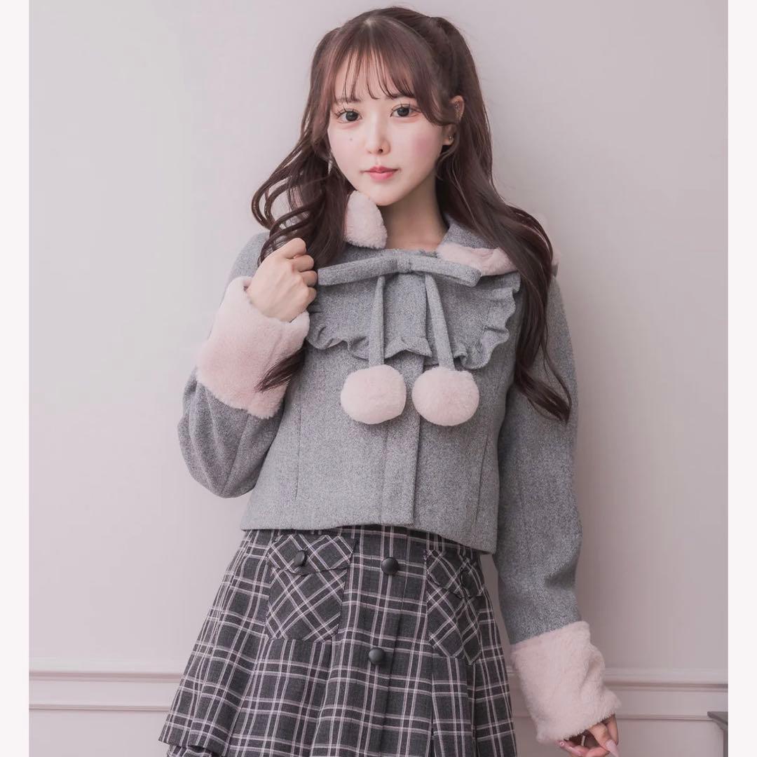 pium ピウム ファーリボンヨークフリルショートコート グレー