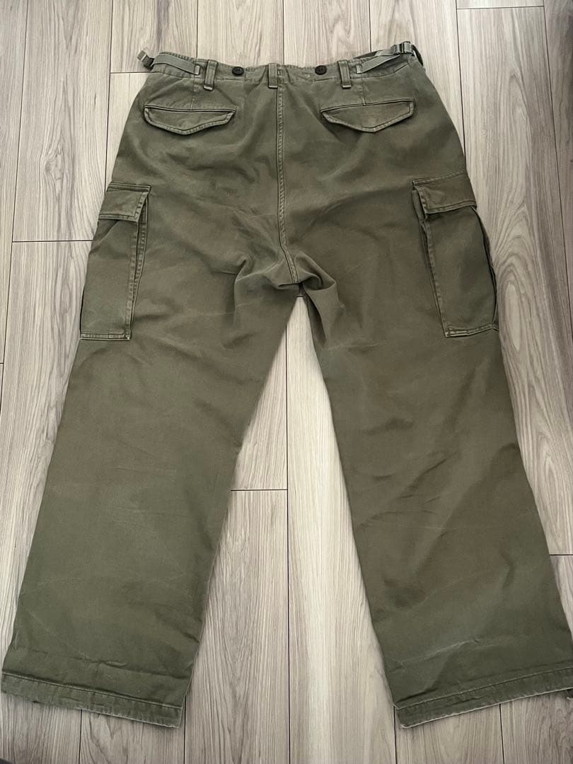 カーゴパンツとネイビーチノパン