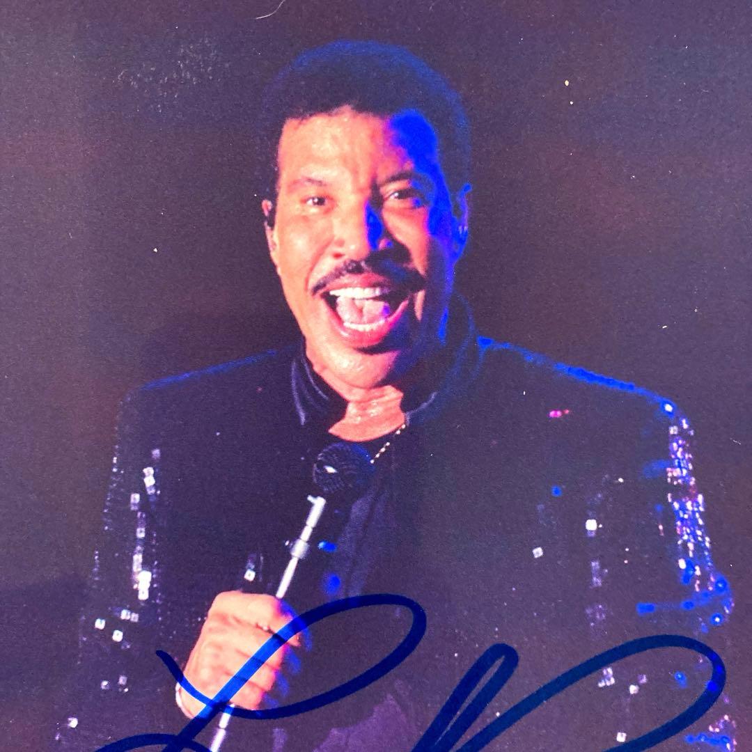 ライオネル・リッチー直筆サイン入り2Lサイズ写真…Lionel Richie