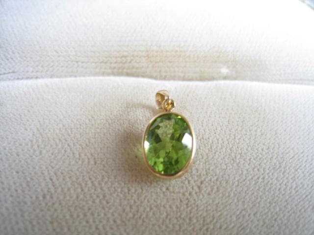素敵！超輝き天然ペリドット幅8mmx6mm k18金イエローゴールドペンダント