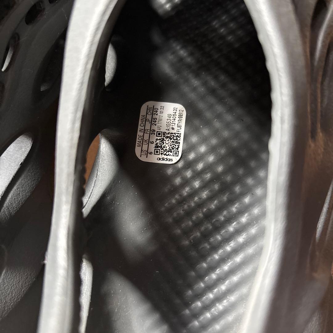 adidas YEEZY Foam Runner Carbon カーボン