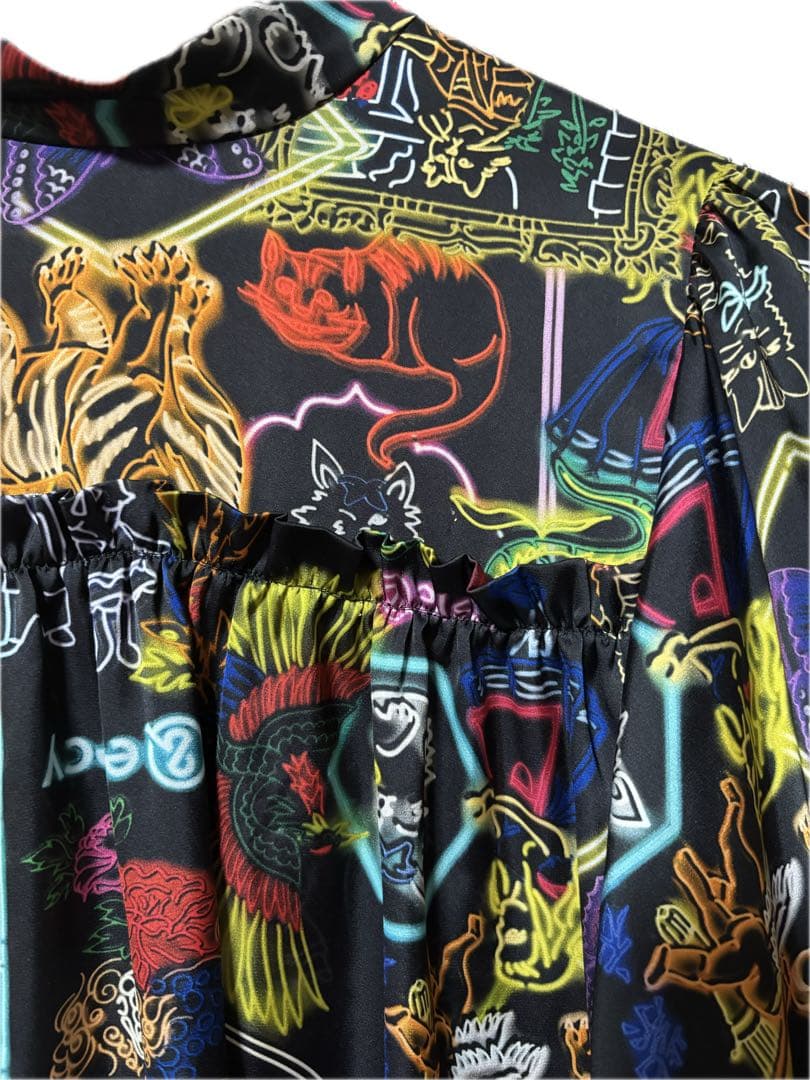 &ellecy アンドエルシー　ネオン　ブラウス　フリル　猫　ネコ　チャイナ