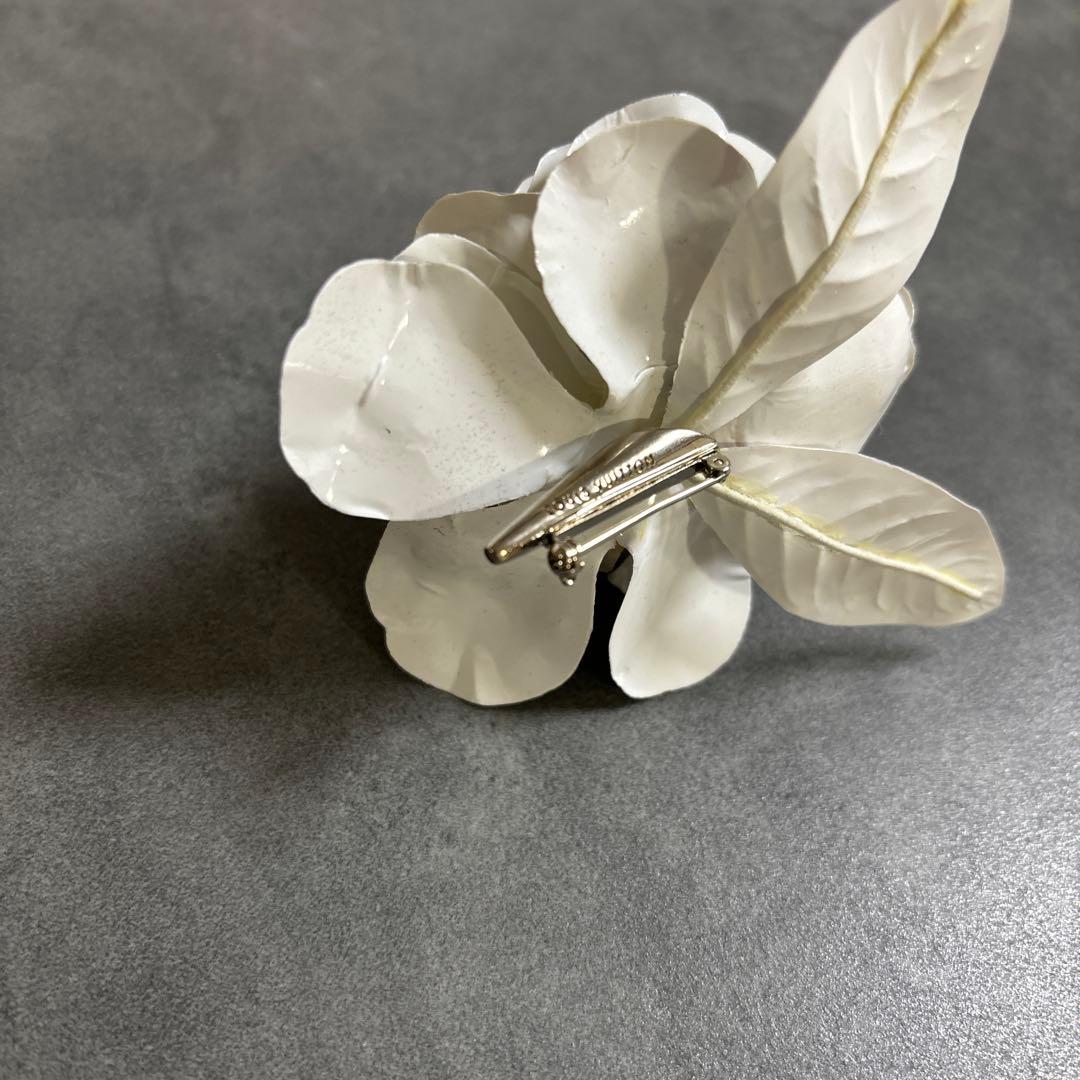 ルイヴィトンマルチカラー花型ブローチ ホワイト マルチカラー