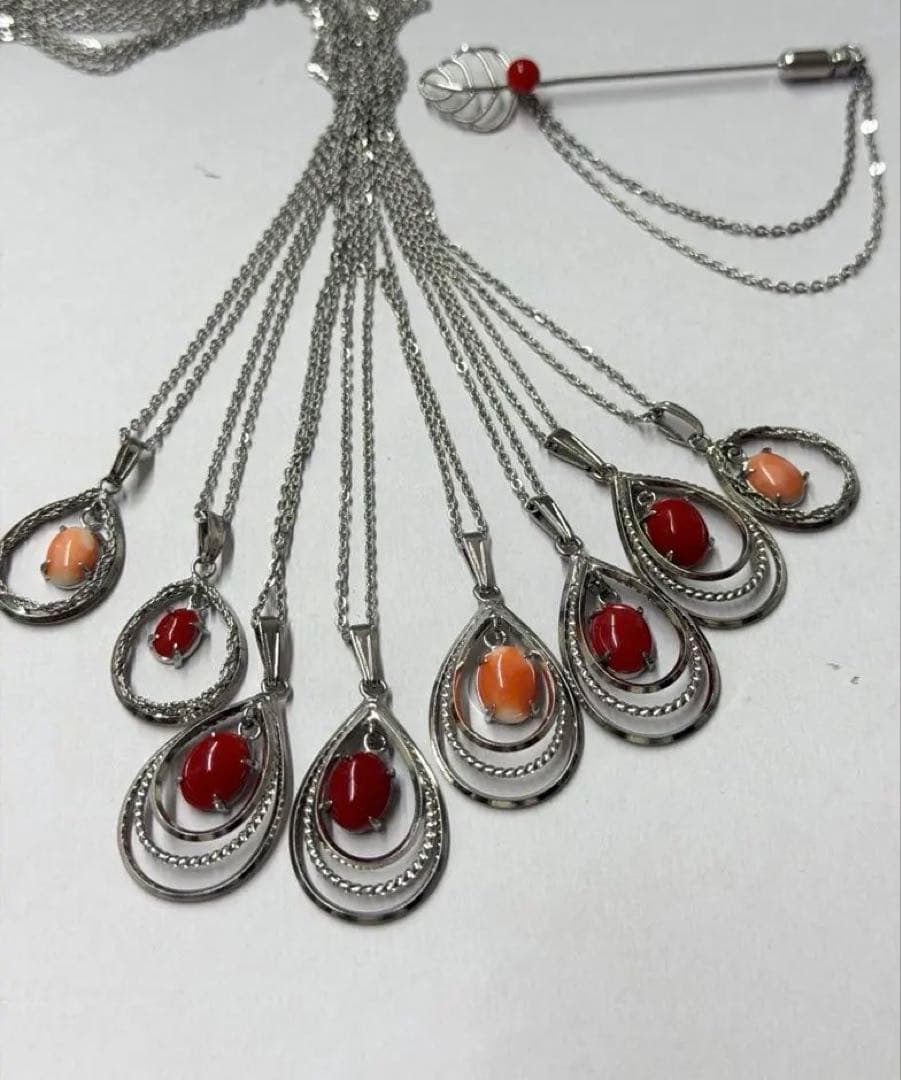 241天然珊瑚付き　ペンダントネックレスとブローチ9点セット