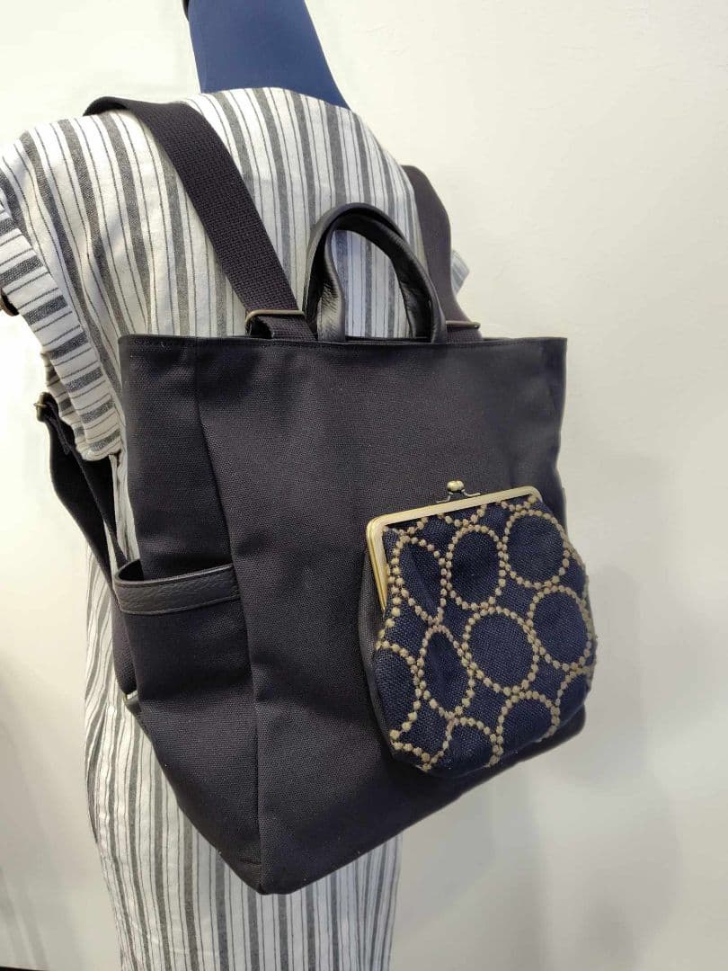 ミナペルホネン/タンバリンネイビー×カーキがま口ポケット/A4トートリュック