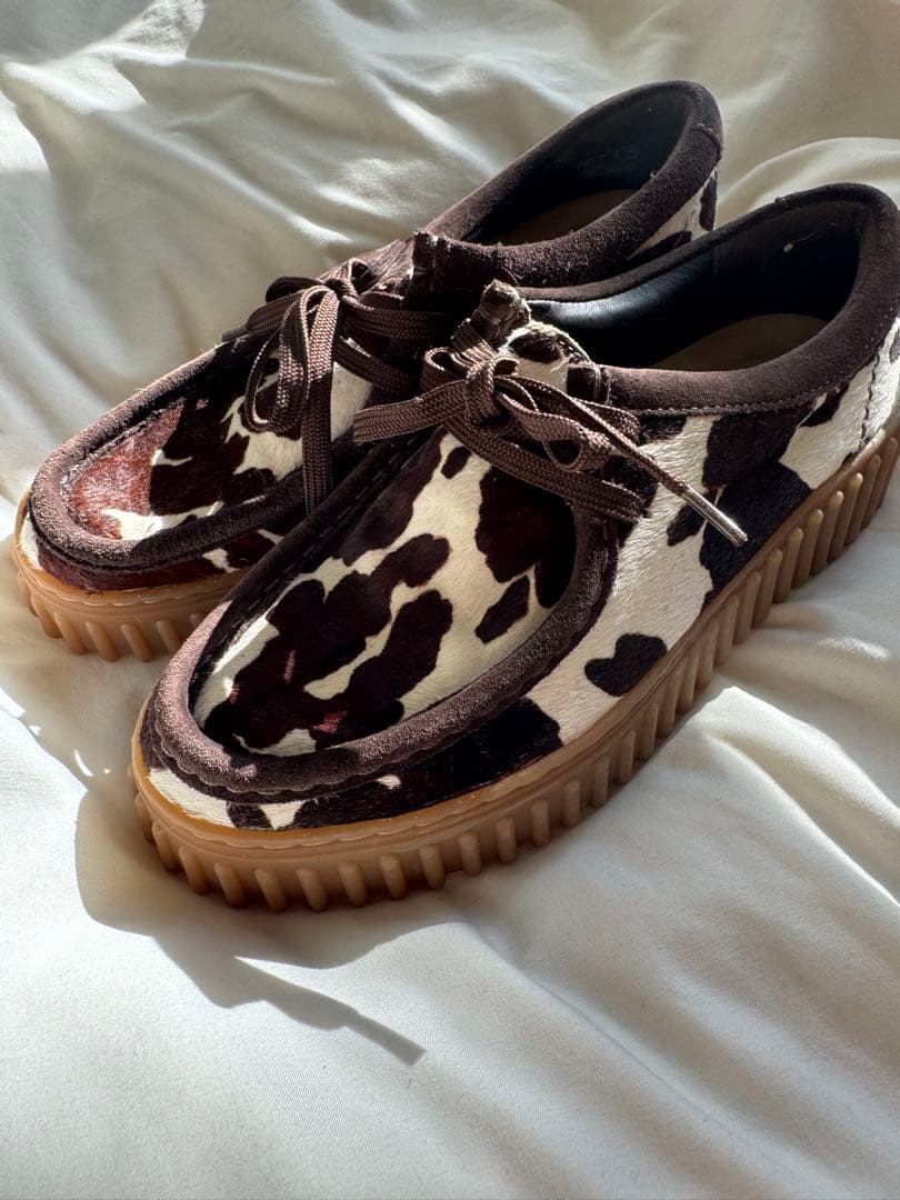 クラークス　ワラビー　牛柄　レディース　厚底