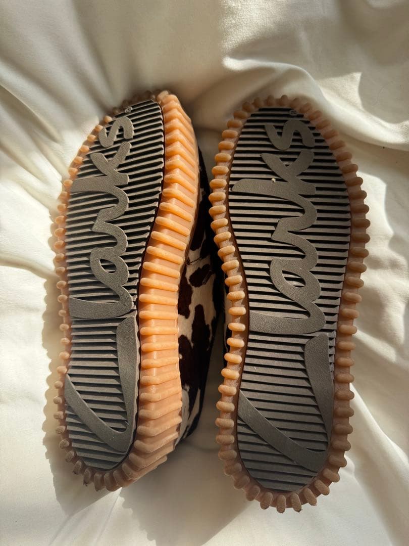 クラークス　ワラビー　牛柄　レディース　厚底