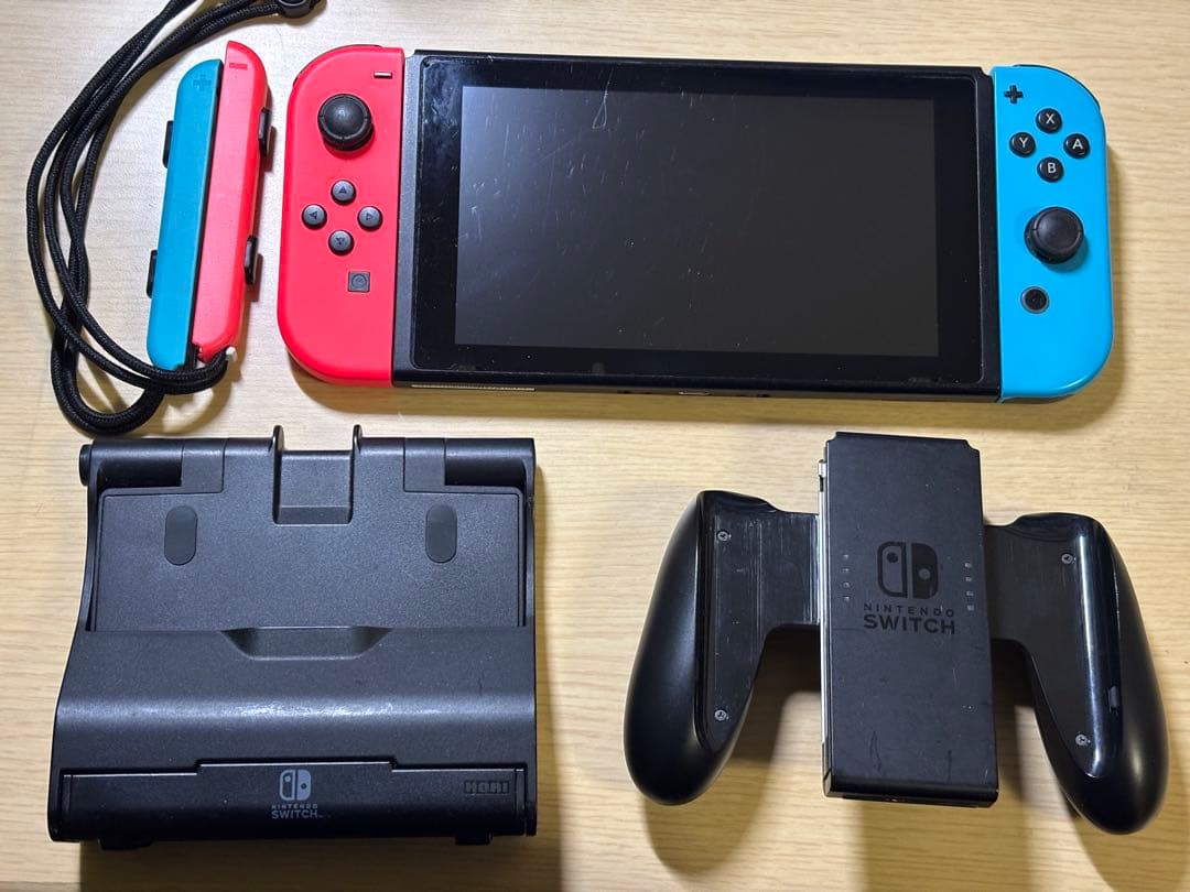 Nintendo Switch 本体＆スタンド、Joy-Conストラップ、ドッグ