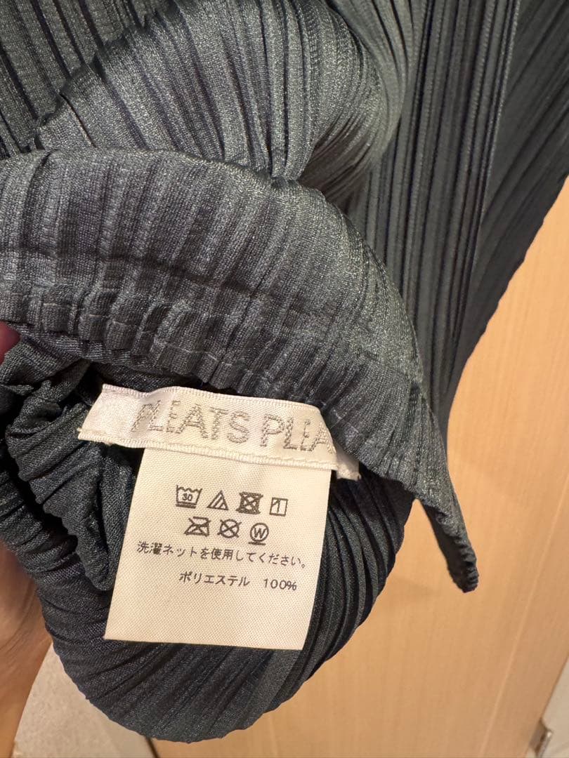 PLEATS PLEASE プリーツデザイン 半袖 ダークグレーイッセイミヤケ