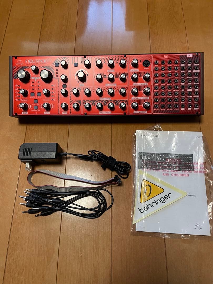 BEHRINGER neutron 元箱付き