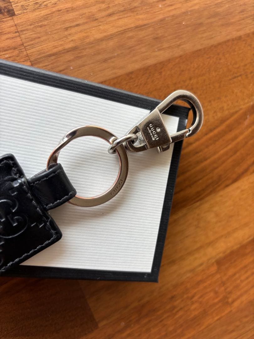 GUCCI グッチ GGロゴエンボス シマ柄 キーホルダー キーリング