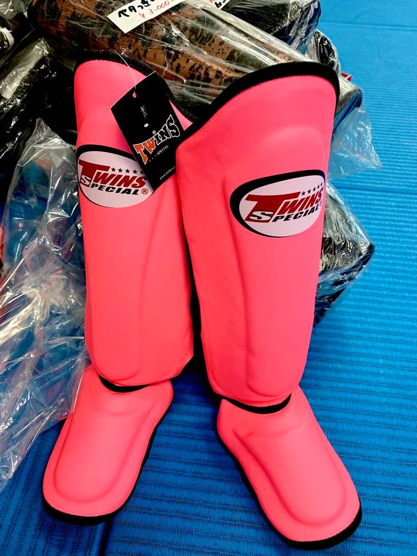 女性に人気 蛍光ピンク M 軽量 レガース ツインズ twins 脛当て