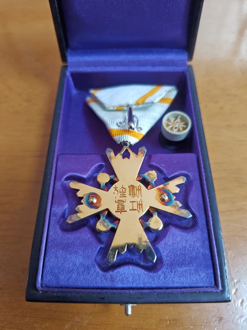 ●日本国 ● 勲四等瑞宝章　勲章 略綬 共箱付