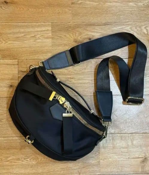 ペシンシャブラック ナイロン ボディバッグ