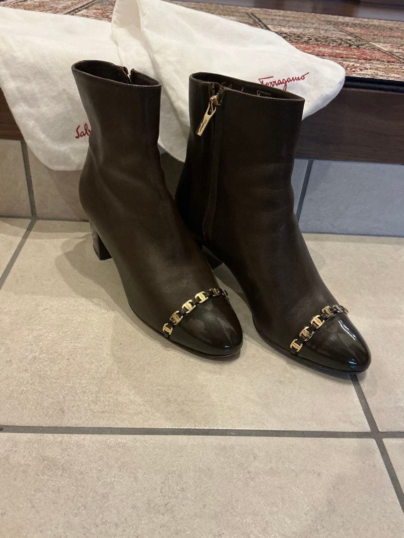 美品☆フェラガモ　レザー ブーツヴァラチェーン22.5☆シャネル好きな方にも