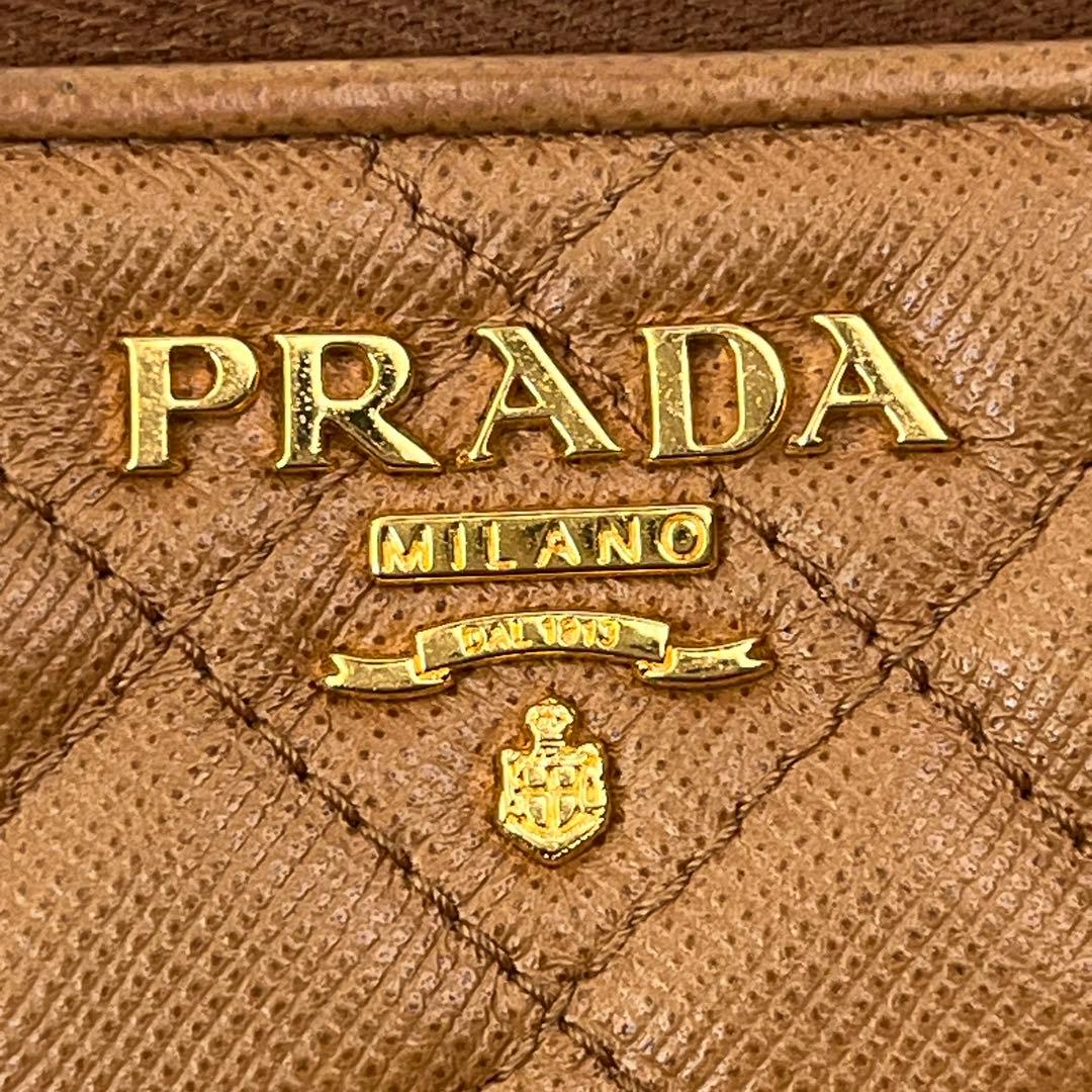 美品✨PRADA ラウンドファスナー　キルティング　長財布　メタルロゴ　キャメル
