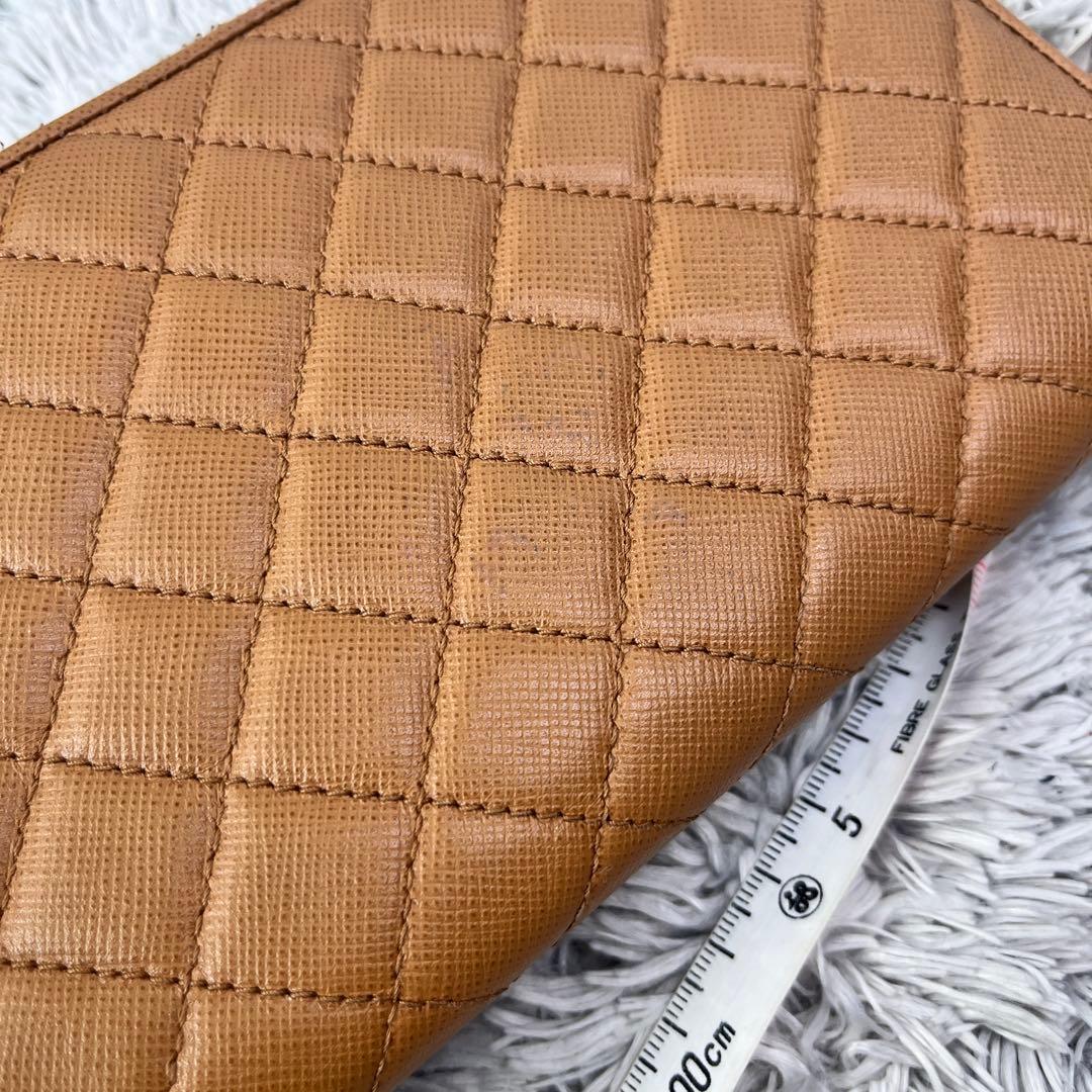美品✨PRADA ラウンドファスナー　キルティング　長財布　メタルロゴ　キャメル