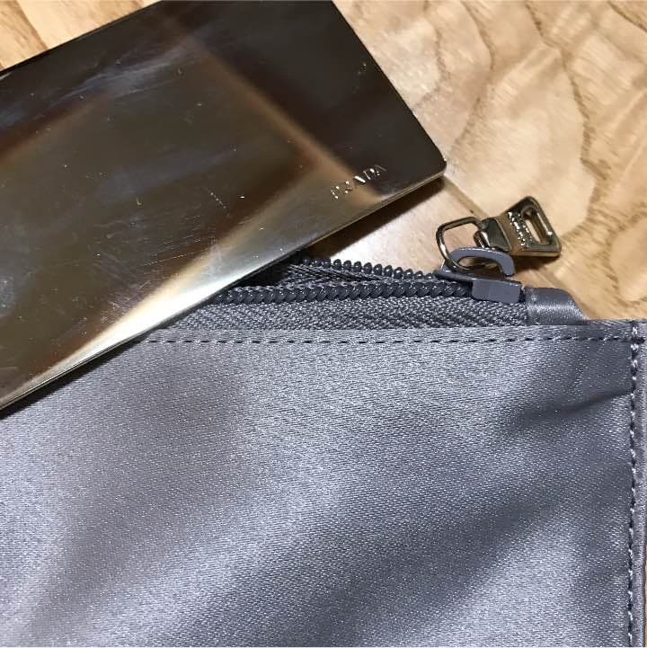 PRADA  ポ-チ付  携帯化粧セット