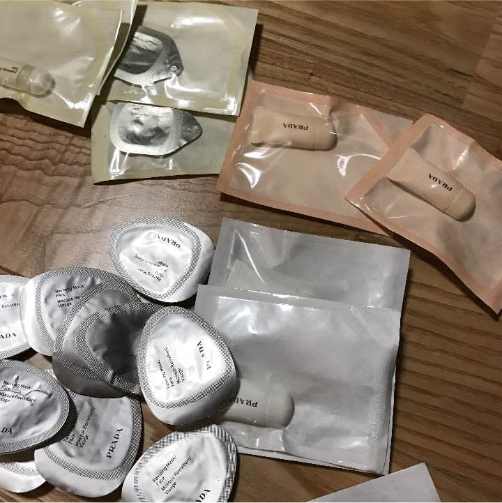 PRADA  ポ-チ付  携帯化粧セット