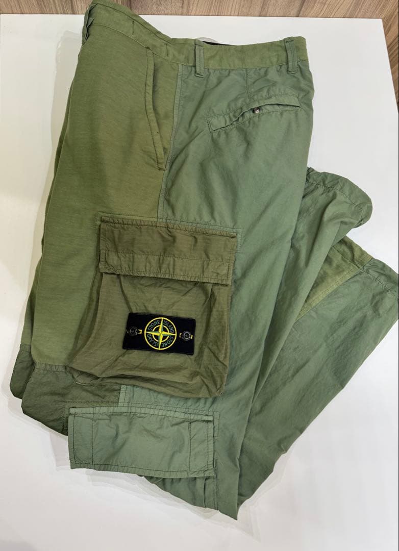 ストーンアイランド　カーゴパンツ　ワッペンロゴ　カーキ
