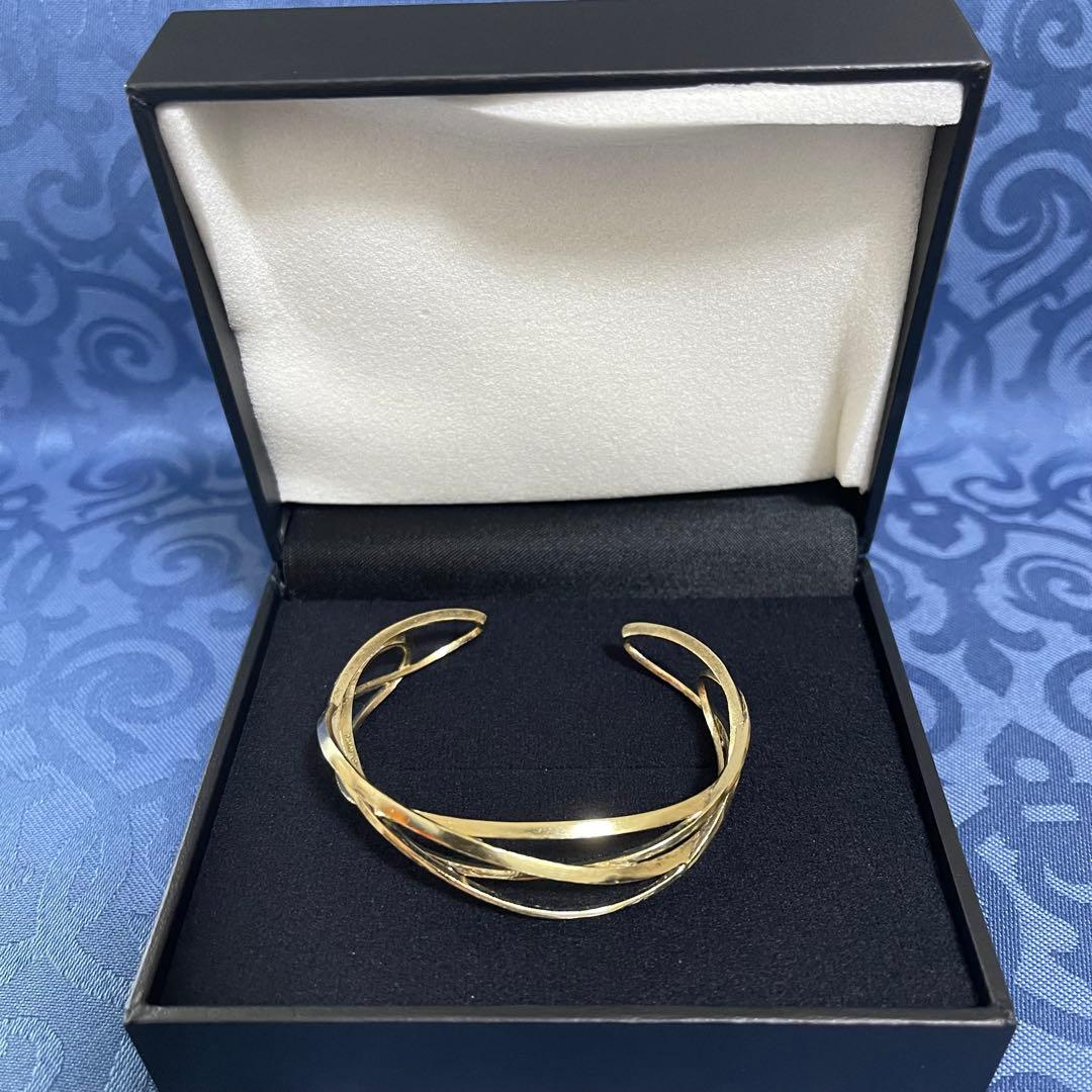 ヴァンドーム青山　GURU GURUバングル